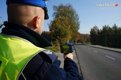 policjant ruchu drogowego mierzący prędkość