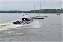 policjanci na łodzi motorowej