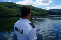 policjant obserwujący zbiornik wodny