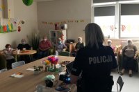 umundurowana policjantka na spotkaniu z seniorami