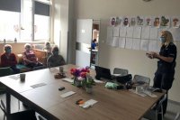 umundurowana policjantka podczas prelekcji z seniorami
