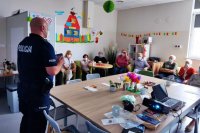 umundurowany policjant podczas prelekcji z seniorami