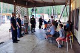 policjanci harcerze i strażacy na pogadance z dziećmi