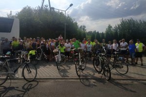 policjantka ruchu drogowego razem z grupą cyklistów