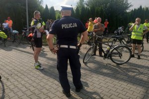 policjant ruchu drogowego podczas pogadanki z cyklistami