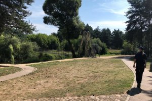 umundurowana policjantka kontroluje okolice rzeki