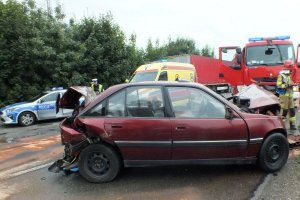 osobowe auto z uszkodzeniami pokolizyjnymi
