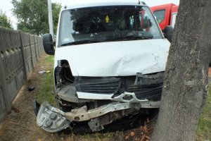 białe auto ciężarowe z uszkodzonym przodem