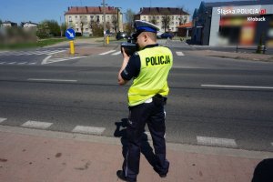 policjant ruchu drogowego mierzący prędkość pojazdów