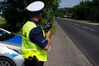 policjant ruchu drogowego mierzący prędkość