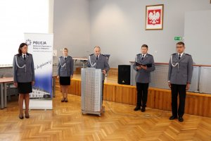 policjanci w mundurach galowych