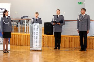 policjanci w mundurach galowych