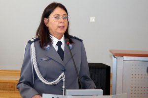 Pani Komendant w stroju galowym przy mównicy