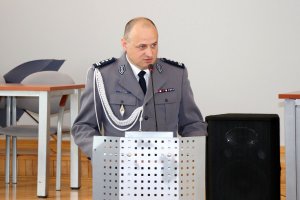 Komendant Powiatowy Policji w Kłobucku przy mównicy