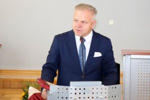 Burmistrz Kłobucka przy mównicy