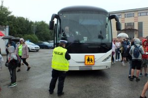 policjantka ruchu drogowego podczas kontroli autokaru