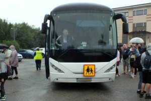 policjantka ruchu drogowego podczas kontroli autokaru