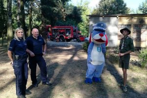 umundurowani policjanci maskotka Sznupek i harcerz w mundurku