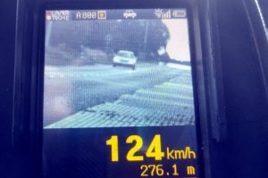 Miernik prędkości truCam z wynikiem pomiaru 124