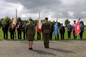 dowódca uroczystości na tle pocztów sztandarowych