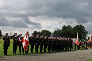 poczty sztandarowe w umundurowaniu galowym