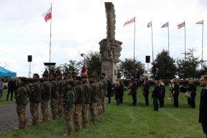żołnierze na tle pomnika pod Mokrą