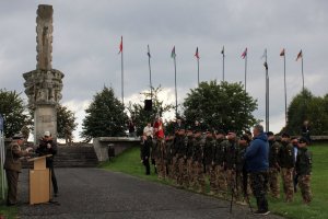 poczty sztandarowe na tle pomnika