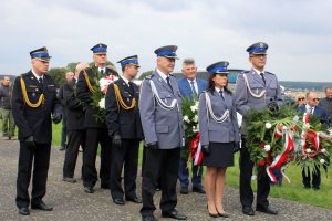 przedstawiciele policji w mundurach galowych