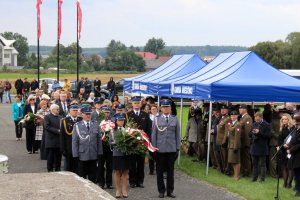 delegacje do składania kwiatów na czele delegacja policji