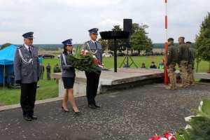 delegacja policji w mundurach galowych podczas składania kwiatów