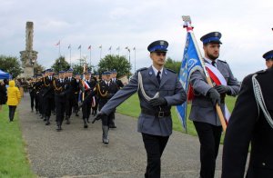 przemarsz pocztów sztandarowych na tle pomnika pod Mokrą