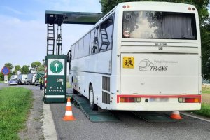 biały autobus szkolny na mobilnej stacji diagnostycznej