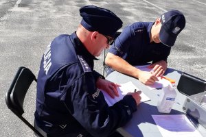 umundurowani policjanci wypełniają ankietę