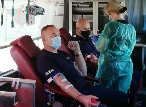 umundurowaniu policjanci podczas oddawani krwi