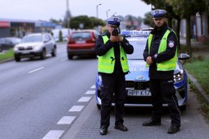 policjant kontroluje prędkośc