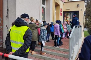 policjant prowadzi prelekcje przed szkołą