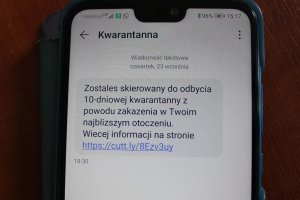 ekran telefonu komórkowego wyświetla wiadomość tekstową