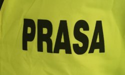 napis prasa na żółtej kamizelce odblaskowej