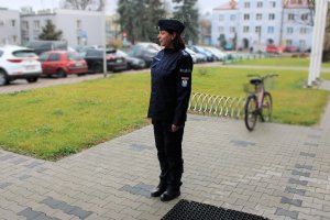 Umundurowana policjantka stoi przed budynkiem Komendy w Kłobucku