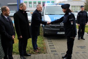 umundurowana policjantka, Pani Komendant, podaje rękę Burmistrzowi Kłobucka