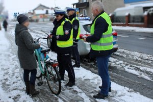 mundurowi przekazują odblaski rowerzystce