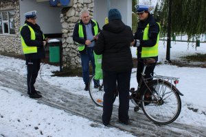 policjanci przekazują odblaski rowerzystce