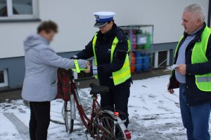 mundurowi przekazują odblaski rowerzystce