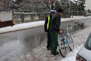 Zatrzymany rowerzysta wraz z patrolem policjantów drogówki