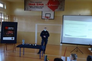 policjantka prowadzi prelekcje