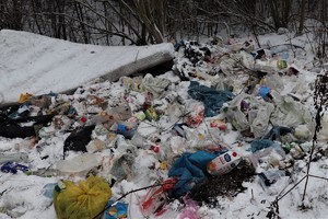 Nielegalne wysypisko śmieci na polu