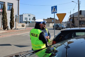 na zdjęciu widać policjanta i policjantkę, którzy rozmawiają ze sobą