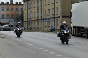 dwóch umundurowanych policjantów jedzie na motorach po ul. 11-go Listopada w Kłobucku, zdjęcie z przodu