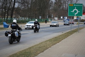 dwóch umundurowanych policjantów jedzie na motorach po ul. 11-go Listopada w Kłobucku, zdjęcie z tyłu