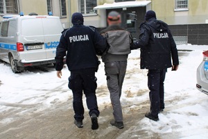 policjanci prowadzą nietrzeźwego kierowcę